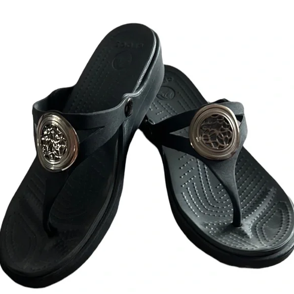 Dressy crocs thong sandal with silver embellishment, size 10